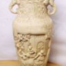 Domborműves váza elefántfej fülekkel, és barokk relief jelenetekkel Egyedi művészi munka Kínából.