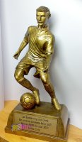 Cristiano Ronaldoról mintázott futballista relikvia, nagy méretű műgyanta szobor.