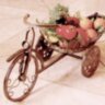 Fonott kosaras gyümölcstartó tricikli, kerti, vagy rusztikus stílusú berendezéshez.