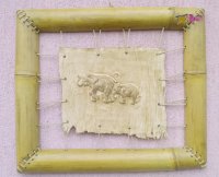 Elefántcsalád anya és kicsinye bambuszkeretes irhabőr domborművőn, vadászházba való dekoráció.