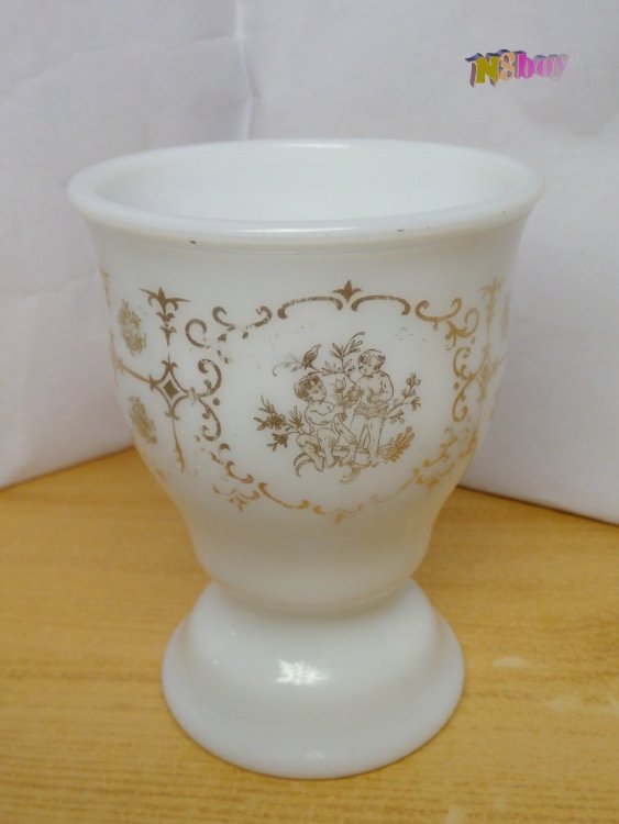 Biedermeier stílusú aranyozott puttós díszítésű tejüveg pohár 1870-1890-s évekből.