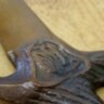 Antik szablya miniatúrája bronzból, ívelt pengével, címeres markolattal. Egzotikus ritkaság.