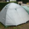 Gyorsan felállítható 3 személyes előteres kupolás sátor, esővédő ponyvával, szellőztető hálóval.