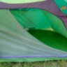 Gyorsan felállítható 3 személyes előteres kupolás sátor, esővédő ponyvával, szellőztető hálóval.