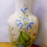 Gyönyörű virágmintás tejüveg váza a XIX. század végéről. Egyedi ritkaság.
