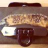 Bőr fekvő táska: Biztonsági zárral régi retro mobilokhoz.
