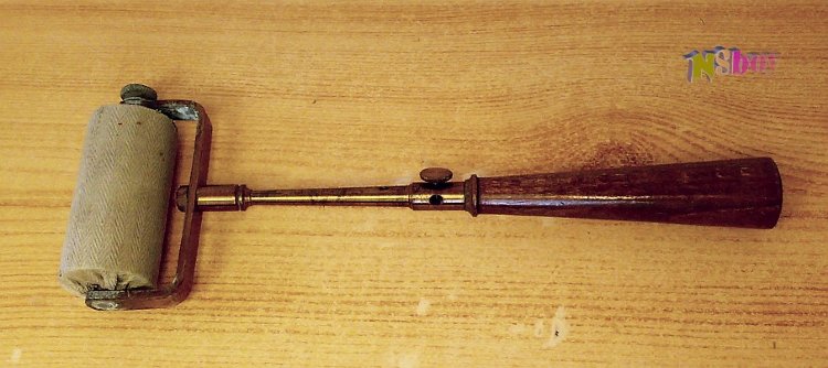 Régi fizikoterápiás készülék tartozéka kézi eszköz, Szövetbe burkolt bronz hengerrel