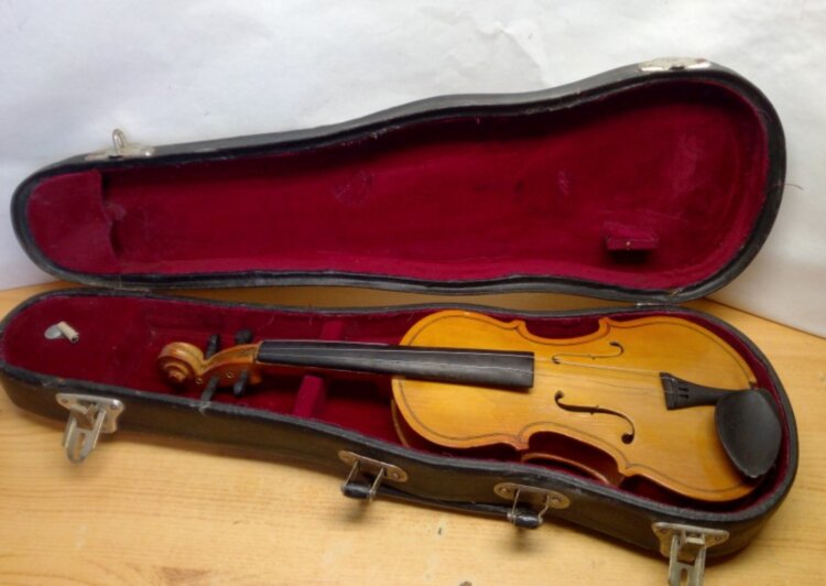 Miniatűr hegedű eredeti tokjában, hiányos felújításra szorul.