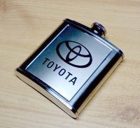 Italos flaska Toyota autók emblémáival, Nagyszerű ajándék lehet.