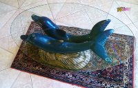 Delfines üveglapos dohányzó asztalka, impozáns belső dekoráció