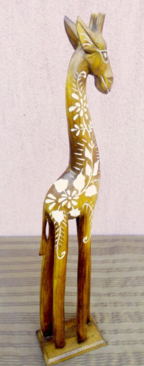 Virágos, indás díszes zsiráf kézműves faszobor Indonéziából. Egzotikus dekoráció.