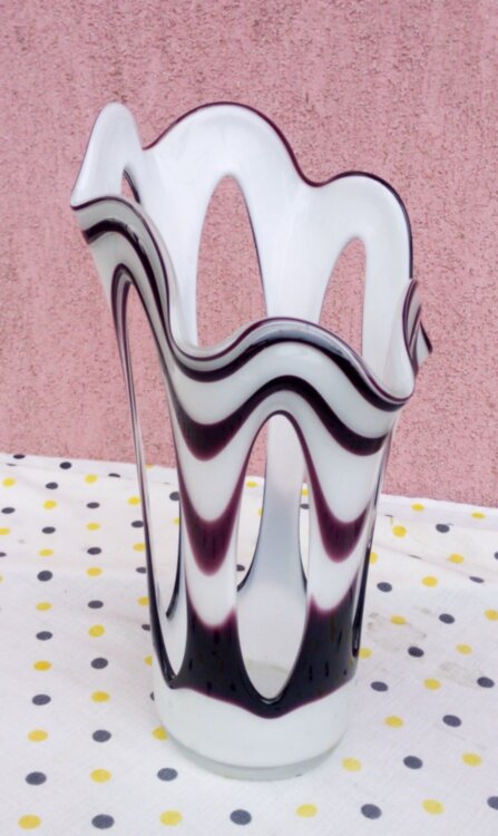 Zebracsíkos mintázatú áttört váza különlegesség, szárazvirág kompozíciókhoz. Krosno Jozefina.